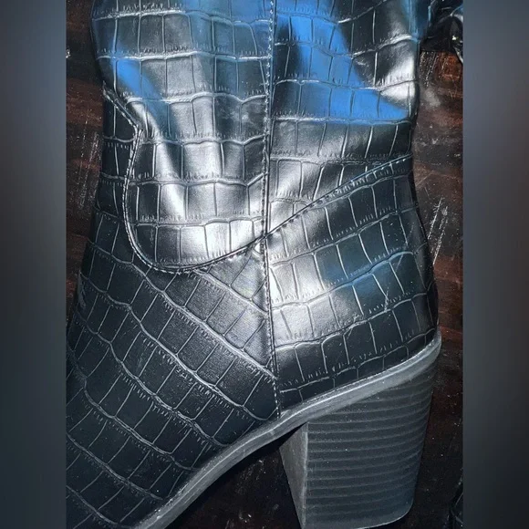 Journee Collection Black Textured Heeled Boots - Picture 2 of 7